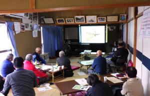 熱心に講習を聞く参加者