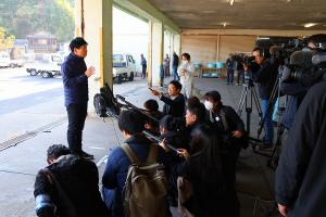 視察〔カキ大量へい死〕