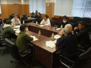 【農業士と意見交換を行うクラブ会員ら】の写真