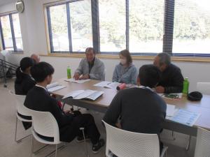 高校生の質問に熱心にアドバイス