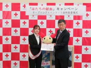 １日所長の委嘱状の授与