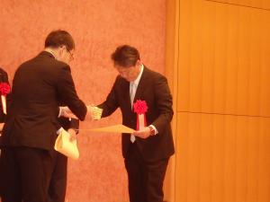 牧本専門研究員の受賞の様子