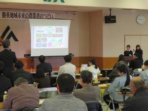 質問を受ける勝間田高校の発表者の写真