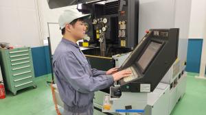 NC加工実習（ワイヤカット放電加工機）
