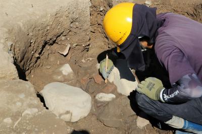 滝谷川遺跡＿弥生時代の貯蔵穴を調査している様子