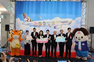 岡山台北線10周年記念式 岡山PRラッピング機体出迎え