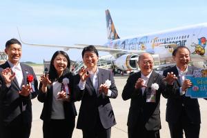 岡山台北線10周年記念式 岡山PRラッピング機体出迎え