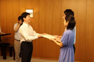 縁むすびネット成婚400組目記念品贈呈式