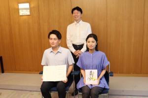 縁むすびネット成婚400組目記念品贈呈式