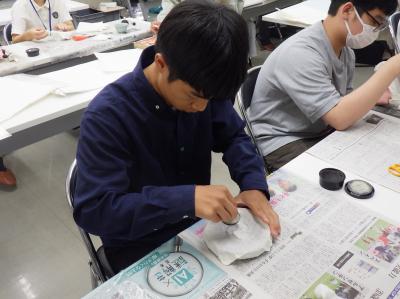 二日目の瓦の拓本をしている様子