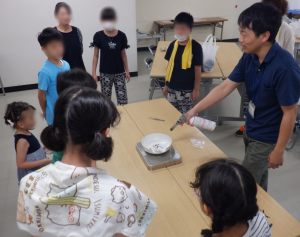 土壌改良資材の作り方を説明している様子です