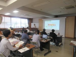 講師の話を熱心に聞く参加者