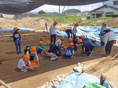 中津遺跡＿玉島公民館市民講座で行った発掘体験の様子