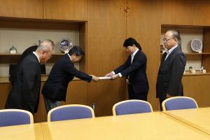旧市民病院跡地の活用についての陳情書受取