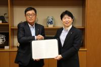 三菱自動車工業株式会社との連結協定を締結した際の写真