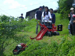 生産者が操作体験している様子