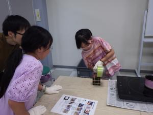 鋳型に注ぐ様子
