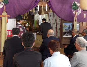 【祭壇に奉納し高値を祈願】