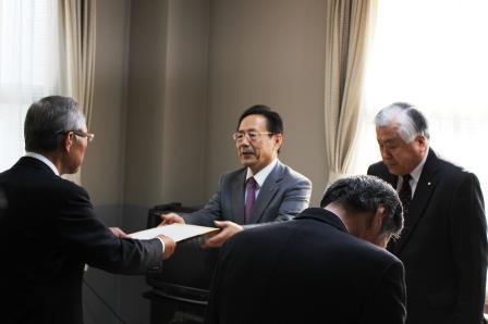 経済6団体への緊急要請を行う写真
