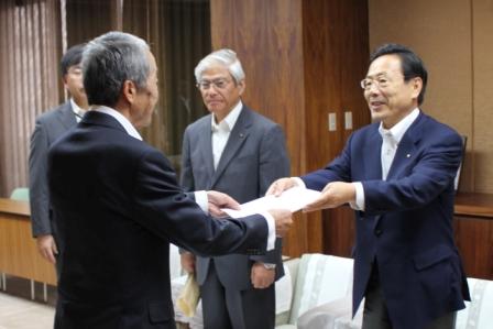 若年者などの採用について経済6団体へ緊急要請した写真