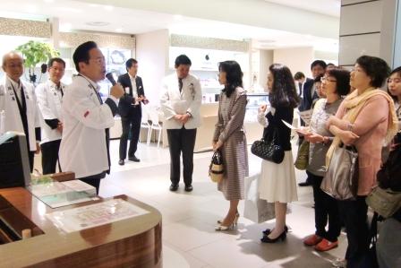 知事が東京で岡山ブランドをPRする写真