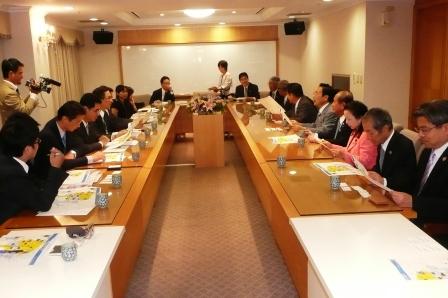 知事が台湾で岡山をPRする写真