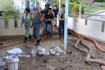 知事が台風12号の被害状況を確認する写真
