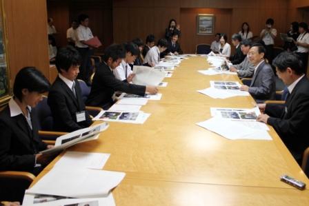 知事と地域医療を志す医学部地域枠学生らとの懇談会の写真