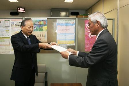 岡山県高等学校教育研究協議会からの最終提言が提出される写真