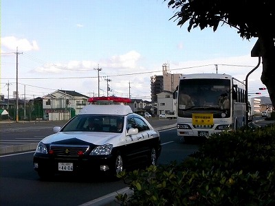 パトカーの先導による避難