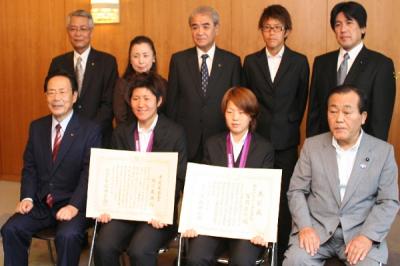 福元美穂選手、宮間あや選手に２回目の県民栄誉賞を授与しました