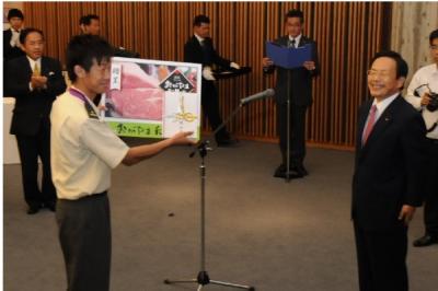 清水 聡選手に県民栄誉賞を授与しました
