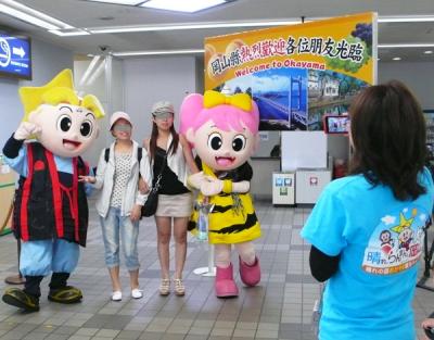 岡山-台北間の双方向チャーター便の乗客を岡山空港で出迎えている写真