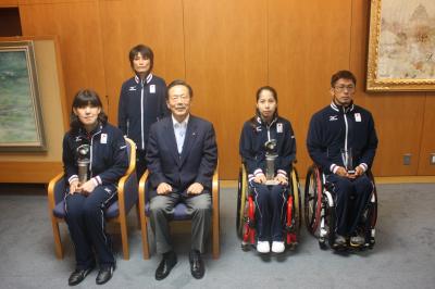 「ロンドン２０１２パラリンピック競技大会」で入賞した木山選手、菊池選手に岡山県スポーツ特別顕賞贈呈式の写真