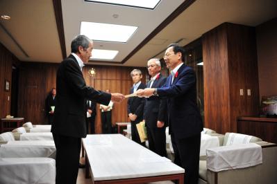 新規学卒者などの採用について経済6団体へ要請する写真