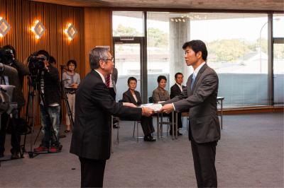 県知事選挙の当選証書を手渡す写真