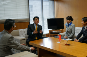 木幡副知事とＡＮＡ客室乗務員の小山奈加さんが意見交換