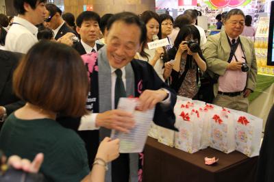 岡山フェアでの県産農産物ＰＲ（台北市）１