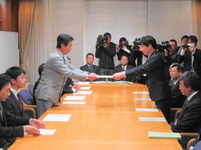 知事への要望(JR山陽本線等倉敷駅付近連続立体交差事業整備促進岡山県議会議員連盟)