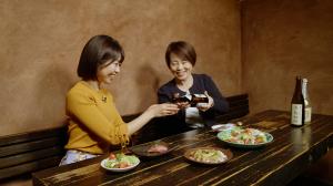 おまちのお酒を飲んでいる写真