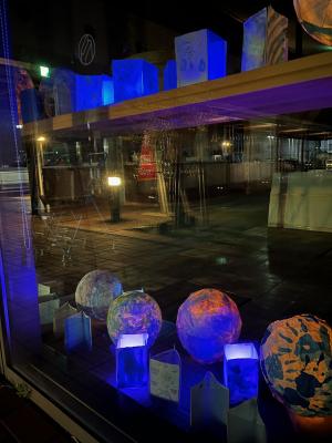 放課後等デイサービス利用者による作品展示とブルーライトアップ（瀬戸内市民図書館）