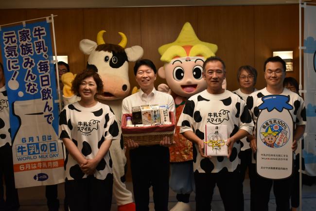 牛乳等贈呈式写真