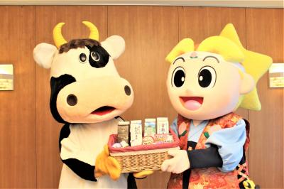 ももっちと牛くんが持つ牛乳等詰め合わせ