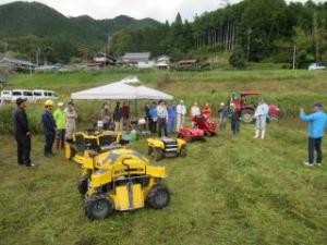 ズラリと並ぶラジコン草刈機