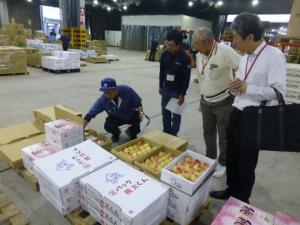 出荷されたももを確認する玉島園芸協会代表者と卸売業者