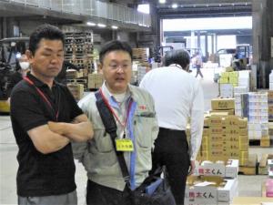 セリ場を見守る浅原園芸組合代表者と全農岡山職員