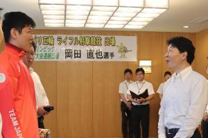 岡田選手と知事