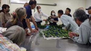市場担当者と熱心に意見交換