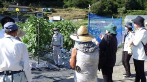 ほ場で説明を行う生産者