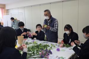 生産者の指導のもとコサージュを作る児童（国府小学校）